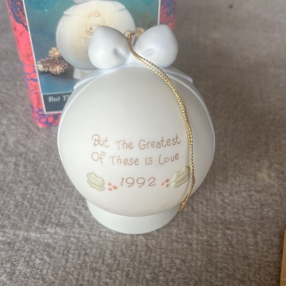 Precious Moments, 1992 ornament with base, excellent condition. #527734 - Picture 2 of 4